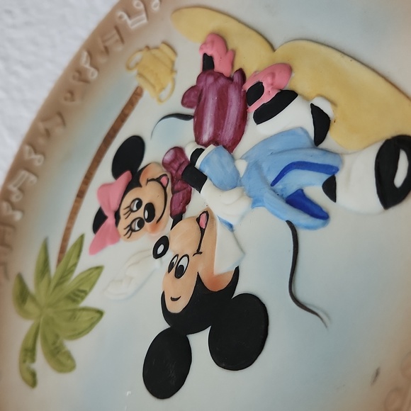 7" Vintage Disney collectible plate Mickey & Minnie dancing - Picture 3 of 4